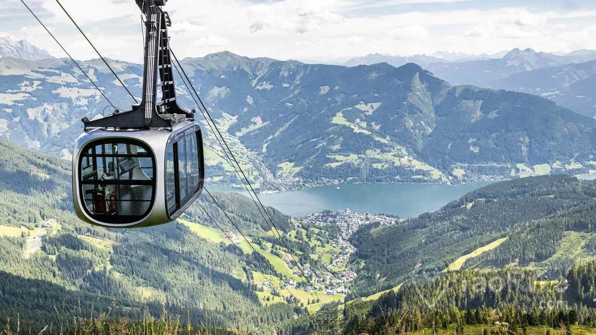 Collage of Zell am See, Austria, featuring the crystal-clear Lake Zell, Alpine mountains, lakeside promenade, Schmittenhöhe cable car, and breathtaking summer landscapes.